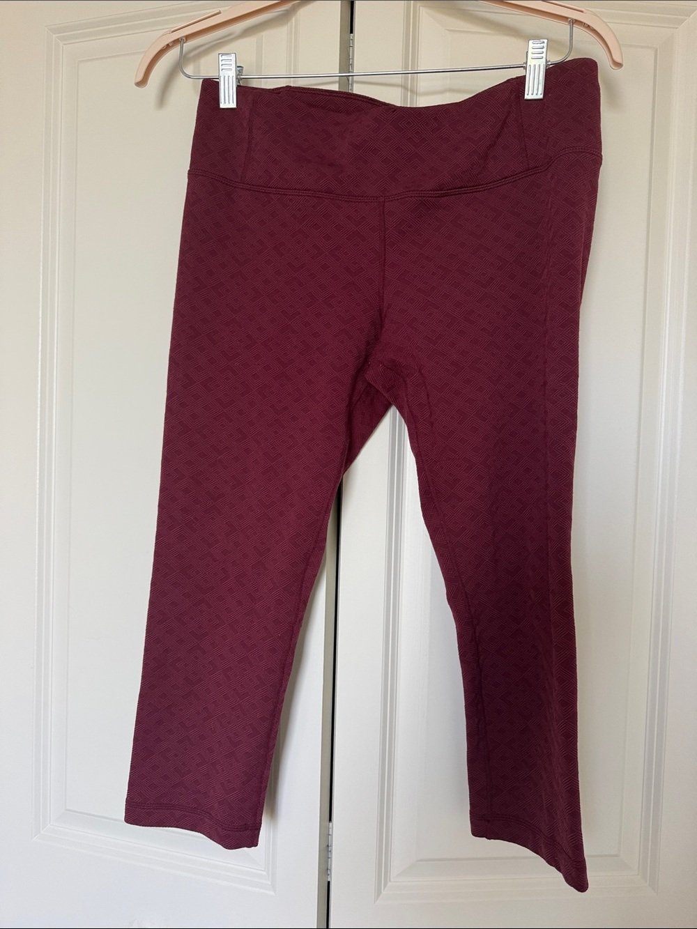 MPG Women's Textured Maroon Capri Leggings